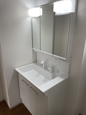 【独立洗面台】 | 山形市江俣二丁目【新築建売】1号棟 | 三面鏡の洗面台は、スタイリッシュなだけでなく収納力もあります。