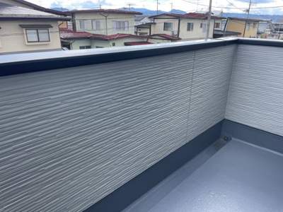 【バルコニー】 | 山形市江俣二丁目【新築建売】1号棟 | 大きく開放的なバルコニー。外壁の高さがあるため洗濯物を干すときなどのプライバシーを守ることができます。