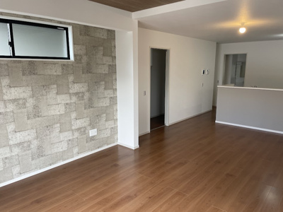 【居間・リビング】 | 山形市江俣二丁目【新築建売】1号棟 | リビングは広々です。家族の団欒の場として家庭を包みます。