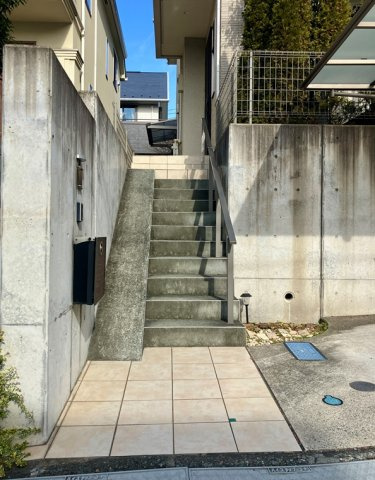 王禅寺西戸建のエントランス