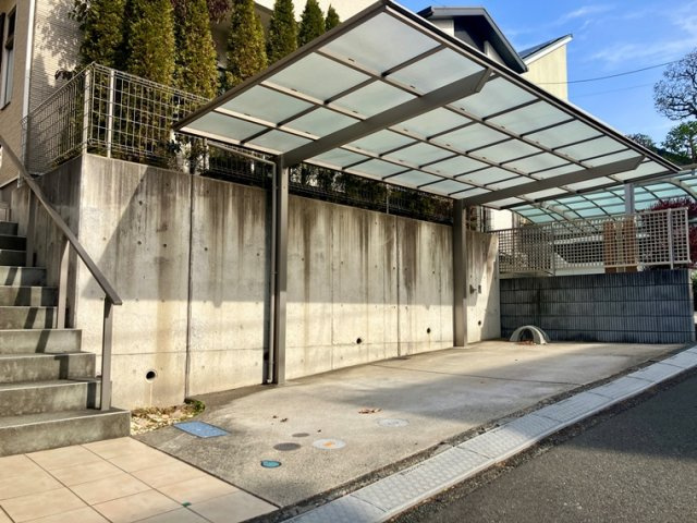 王禅寺西戸建の駐車場