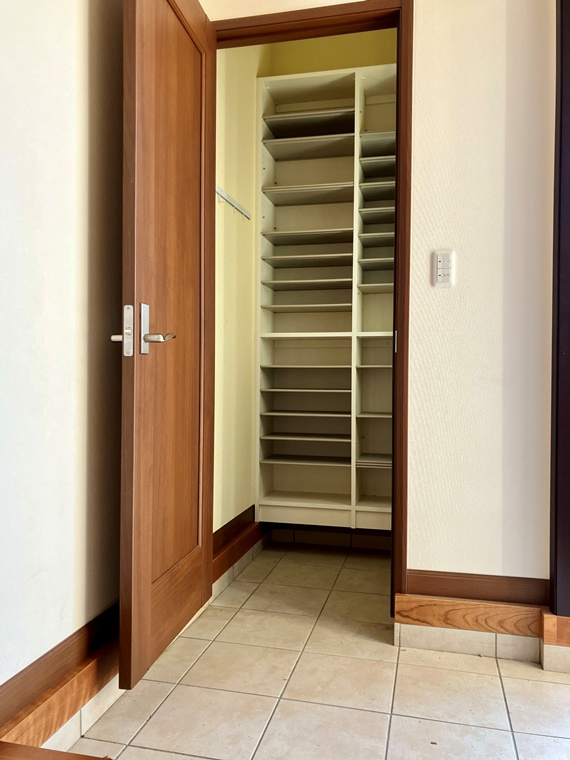 王禅寺西戸建のロビー