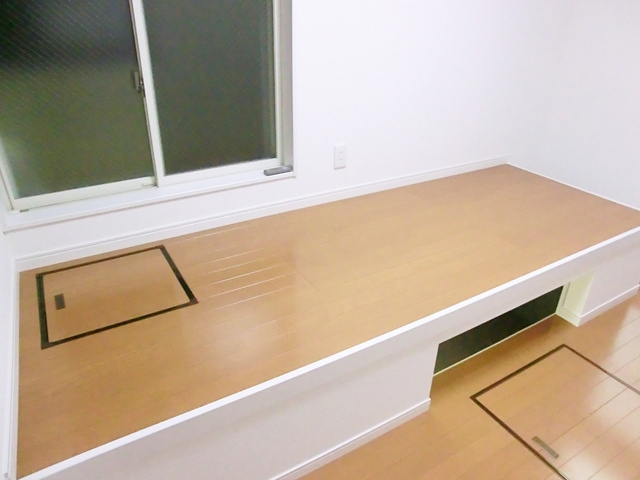 ０５ハイムⅡの居間・リビング|ベッドの下には地下室が・・