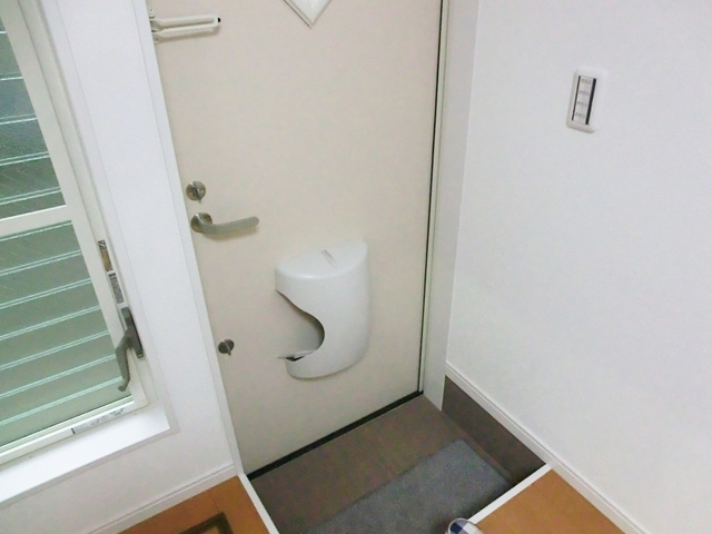 ０５ハイムⅡの玄関|安心ダブルロックで地下収納も付いてます！！