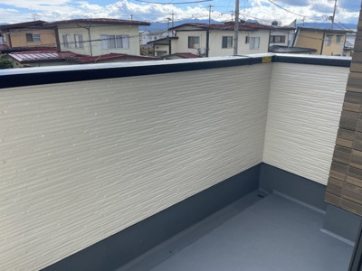 【バルコニー】 | 山形市江俣二丁目【新築建売】2号棟 | 大きく開放的なバルコニー。外壁の高さがあるため洗濯物を干すときなどのプライバシーを守ることができます。