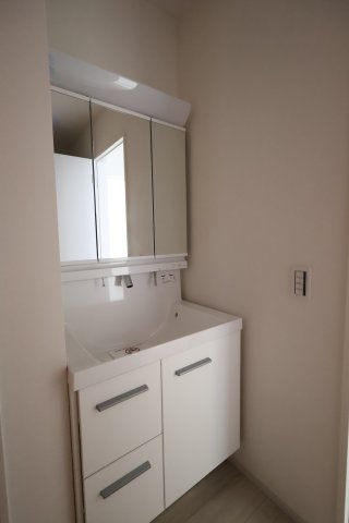 《仲介手数料無料》浦和区瀬ヶ崎４丁目9-5(1号棟)新築一戸建てKEIAI GRACEの独立洗面台|撮影日 2025年11月17日 13:30 晴れ