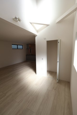 《仲介手数料無料》浦和区瀬ヶ崎４丁目9-5(1号棟)新築一戸建てKEIAI GRACEの居間・リビング|撮影日 2025年11月17日 13:30 晴れ