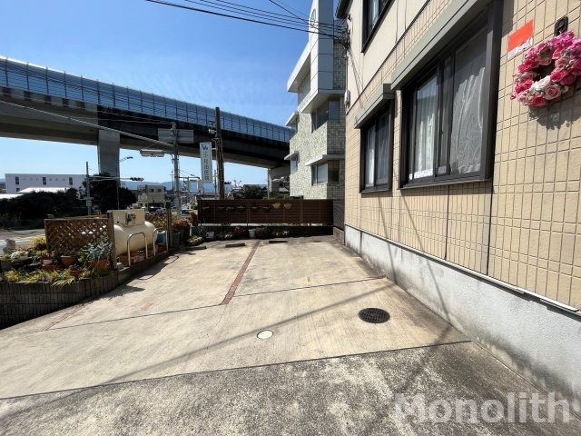 ファミール唐国Ⅱの駐車場