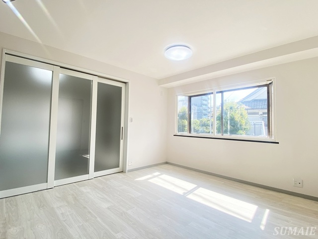 カーサ栄の居間・リビング|10帖広々としたお部屋です☆