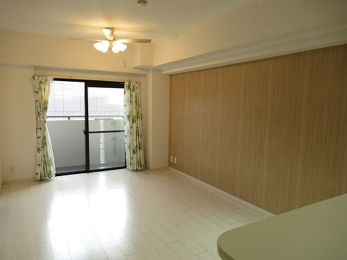 ナイスアーバン武蔵浦和の居間・リビング|リビング（別角度）