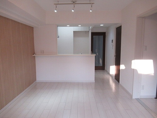 ナイスアーバン武蔵浦和の居間・リビング|リビング（別角度）