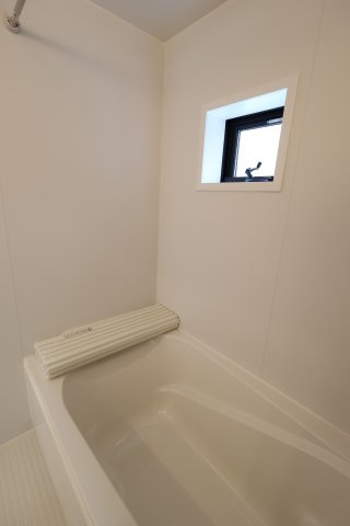 【浴室】 | 《仲介手数料無料》大宮区三橋１丁目356-3(全1戸)新築一戸建て | 撮影日 2025年9月23日 11:30 曇り