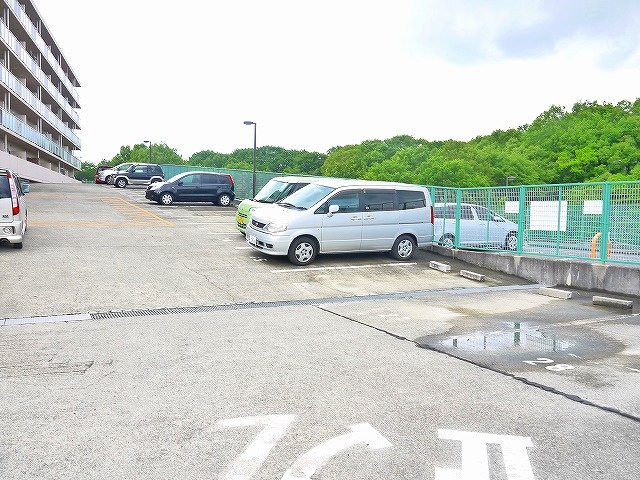 ノバ学園前Ⅲ番館の駐車場|駐車場があります