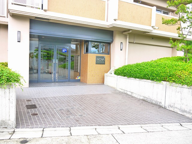 ノバ学園前Ⅲ番館のエントランス|清潔なエントランスです
