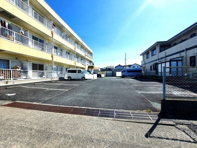 マンションMIKAWAの駐車場