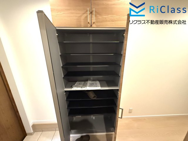 新築戸建　神戸市長田区苅藻通2丁目8の玄関|収納もある玄関です