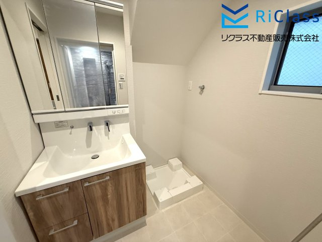 新築戸建　神戸市長田区苅藻通2丁目8の独立洗面台|朝の身支度には欠かせない独立洗面化粧台
ランドリースペースあります