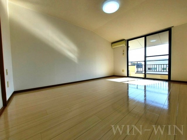 サントラスト A棟の居間・リビング|イメージ（同建物内別部屋の写真です）