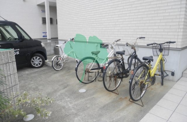 メゾンドバロン諸岡の駐車場