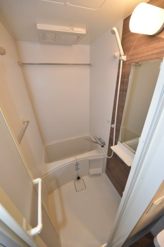 セレニテ難波グランデシュッドの浴室