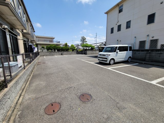 モンレーブミナミの駐車場