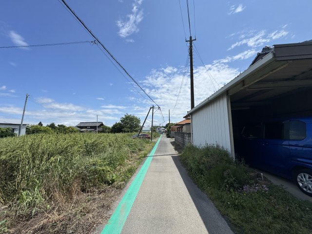 -三丁目不動産-　熊谷市妻沼　約747坪の前面道路含む現地写真