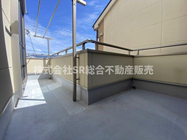 若江東町1丁目中古戸建のバルコニー|L字型の使いやすいバルコニーは陽当たり良好です！