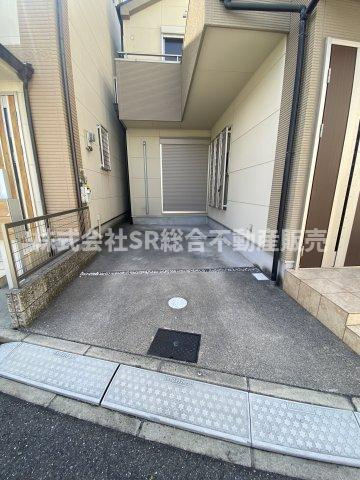 若江東町1丁目中古戸建の駐車場|お車をお持ちの方には嬉しい駐車場付きで、車高を気にせず駐車できます♪