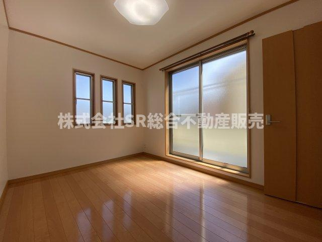 若江東町1丁目中古戸建の子供部屋|大きな窓から採光たっぷり♪子供部屋にいかがでしょうか