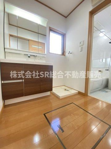 若江東町1丁目中古戸建の脱衣所|室内洗濯機置場もあり広めの脱衣場です！