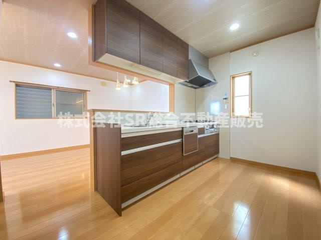 若江東町1丁目中古戸建のキッチン|落ち着いたブラウンのシステムキッチンです♪