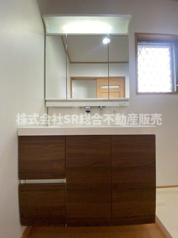 若江東町1丁目中古戸建の独立洗面台|3面鏡・シャワー付きの独立洗面台です♪