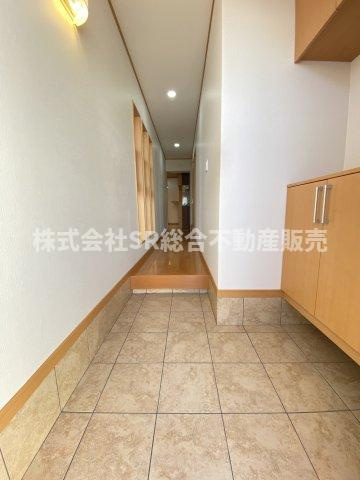 若江東町1丁目中古戸建の玄関|開放感のある玄関☆シューズボックスもあり広く使えます！