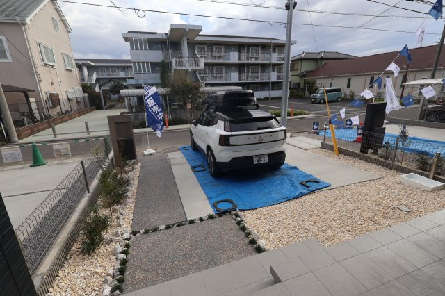 【駐車場】 | 《仲介手数料無料》北区東大成町２丁目317-1(2号棟)新築一戸建てブルーミングガーデン | 撮影日 2025年10月6日 14:50 晴れ