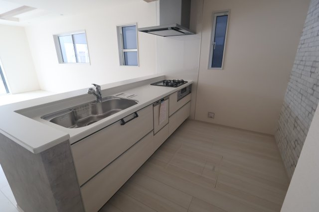 【キッチン】 | 《仲介手数料無料》北区東大成町２丁目317-1(2号棟)新築一戸建てブルーミングガーデン | 撮影日 2025年10月6日 14:50 晴れ