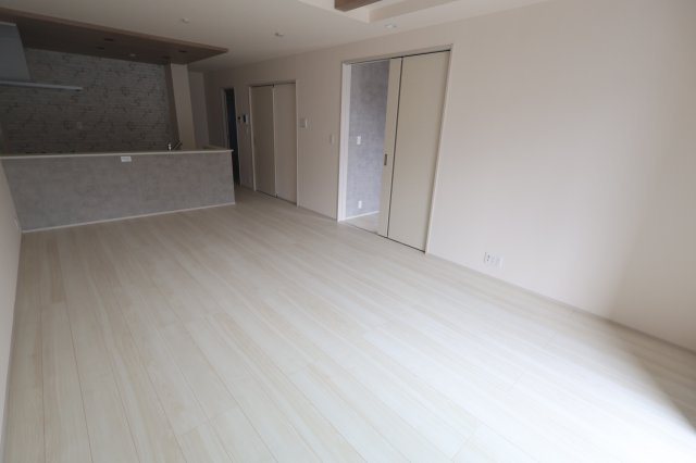 【居間・リビング】 | 《仲介手数料無料》北区東大成町２丁目317-1(2号棟)新築一戸建てブルーミングガーデン | 撮影日 2025年10月6日 14:50 晴れ