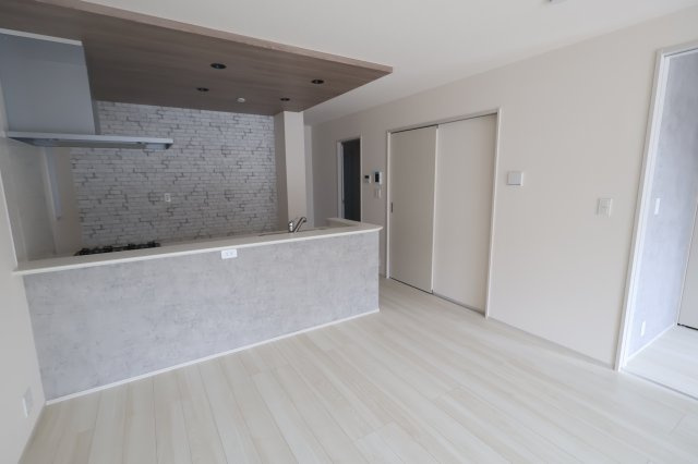 【居間・リビング】 | 《仲介手数料無料》北区東大成町２丁目317-1(2号棟)新築一戸建てブルーミングガーデン | 撮影日 2025年10月6日 14:50 晴れ