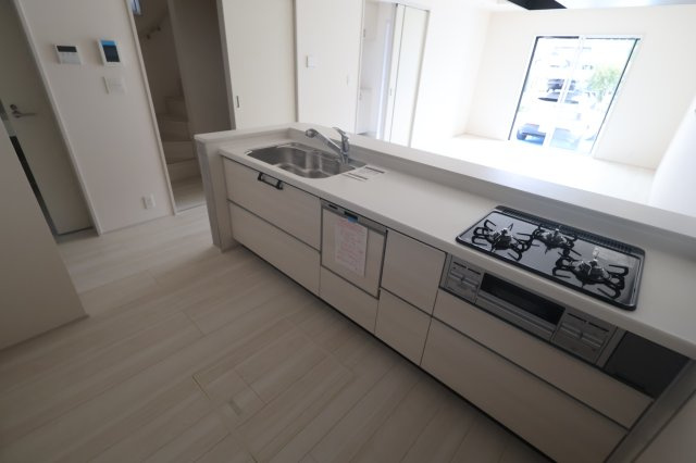 【キッチン】 | 《仲介手数料無料》北区東大成町２丁目317-1(2号棟)新築一戸建てブルーミングガーデン | 撮影日 2025年10月6日 14:50 晴れ