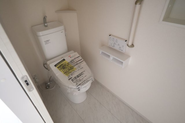 【トイレ】 | 《仲介手数料無料》北区東大成町２丁目317-1(2号棟)新築一戸建てブルーミングガーデン | 撮影日 2025年10月6日 14:50 晴れ