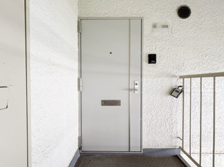 【その他共用部分】 | 皆様をお迎えする、お部屋の玄関ドア。開けやすさや開放角度、ドアノブの操作しやすさや鍵の形状などを、現地で一度ご確認ください。～即日のご見学可能～　お問合せはお気軽にどうぞ。