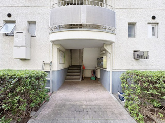 【エントランス】 | お客様を、そして住人を出迎えてくれるマンションのエントランス。ゴミが落ちていないことからも、管理状態の良さや住民の節度の高さが見て取れます。～即日のご見学可能～　お問合せはお気軽にどうぞ。