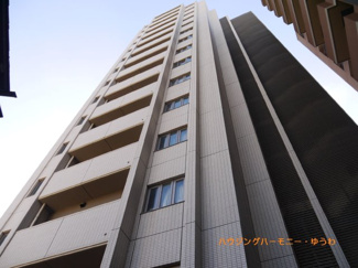 【外観】 | モダンでスタイリッシュな印象を与えるグレーを基調とした外観。