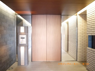 【その他共用部分】 | 清潔感と歓迎感があるエントランスホールとなります。