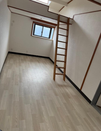 高柳７丁目　中古一戸建ての洋室|洋室7.5帖　ロフト付き
■物件内覧・資金計画相談・住宅ローン相談、リフォーム相談、お問合せ受付中■
※当日・翌日のご内覧、ご相談はお電話でのお問合せがスムーズです！