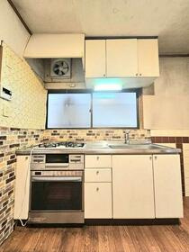 高柳７丁目　中古一戸建てのキッチン|システムキッチン　３口コンロ
■物件内覧・資金計画相談・住宅ローン相談、リフォーム相談、お問合せ受付中■
※当日・翌日のご内覧、ご相談はお電話でのお問合せがスムーズです！