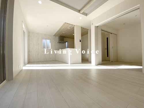 【居間・リビング】 | 【仲介手数料０円】秦野市下大槻　新築一戸建て　2号棟　全2棟 | 秦野市下大槻　新築一戸建て　全2棟