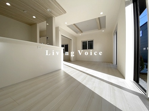 【居間・リビング】 | 【仲介手数料０円】秦野市下大槻　新築一戸建て　2号棟　全2棟 | 秦野市下大槻　新築一戸建て　全2棟