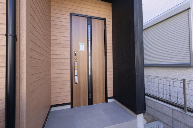 《仲介手数料無料》上尾市大字平塚2159-14(全1戸)新築一戸建てグラファーレの玄関|撮影日 2025年11月28日 12:50 晴れ