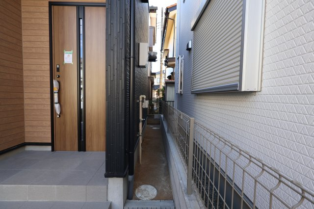 《仲介手数料無料》上尾市大字平塚2159-14(全1戸)新築一戸建てグラファーレの外観|撮影日 2025年11月28日 12:50 晴れ