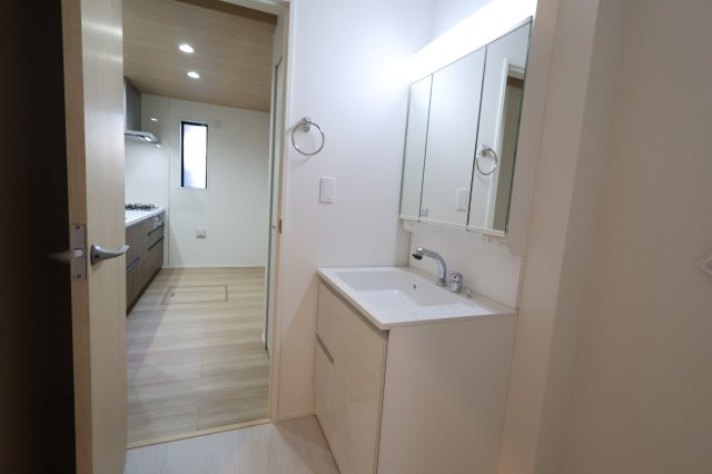 《仲介手数料無料》上尾市大字平塚2159-14(全1戸)新築一戸建てグラファーレの独立洗面台|撮影日 2025年11月28日 12:50 晴れ